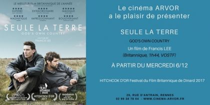 Deux hommes assis dans un champs, ne se regardant pas